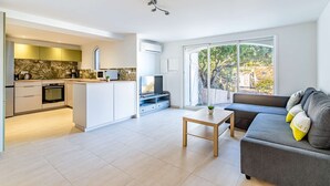 A modern apartment with a kitchen, dining area, and living room. - Lower villa refurbished, air conditioning and terrace with sea view (ST MANDRIER SUR MER)