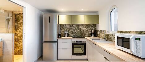 Jääkaappi, mikroaaltouuni, uuni, astianpesukone