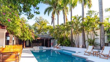 Una piscina al aire libre