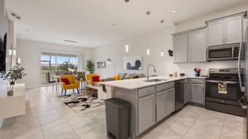 Geladeira, micro-ondas, fogão, cooktop