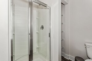 Combined shower/bathtub, towels, soap, toilet paper - LUXURY TOWNHOME NEAR DOWNTOWN AND PENSACOLA BEACH (Pensacola)