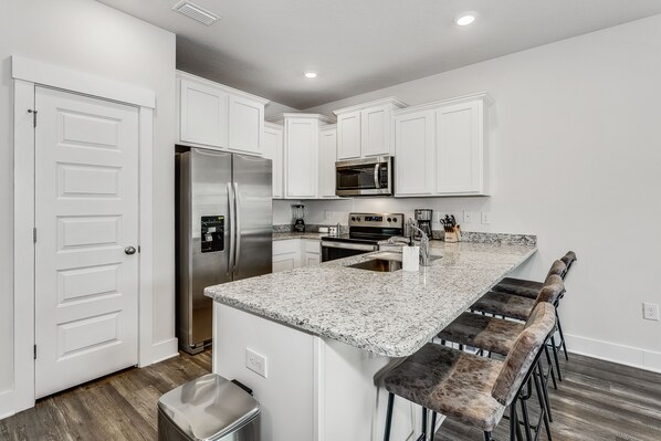 Kylskåp, mikrovågsugn, ugn och spishäll