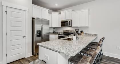 LUXURY TOWNHOME NEAR DOWNTOWN AND PENSACOLA BEACH