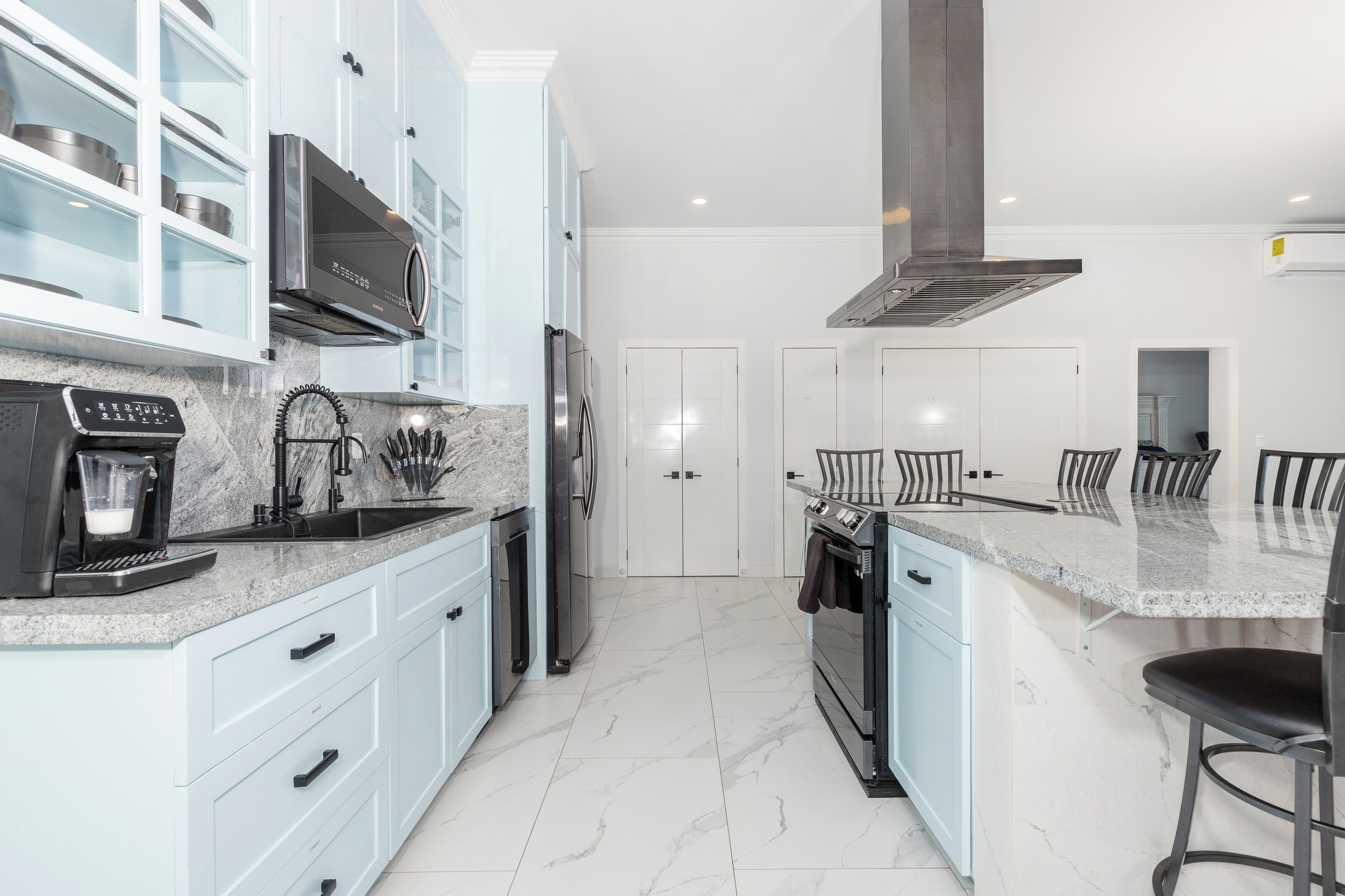 Refrigerador, microondas, horno, placa de cocina