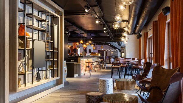 A modern interior with a long corridor leading to a dining area, featuring wooden flooring, glass tables, and metal chairs. - Chambre Cosy! Parfait pour Travail à Distance | By LeaveTown (Bourg Saint Maurice)