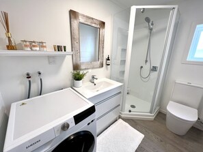 Shower, hair dryer, towels, soap - Spacious, bright & central home with all amenities (Auckland)