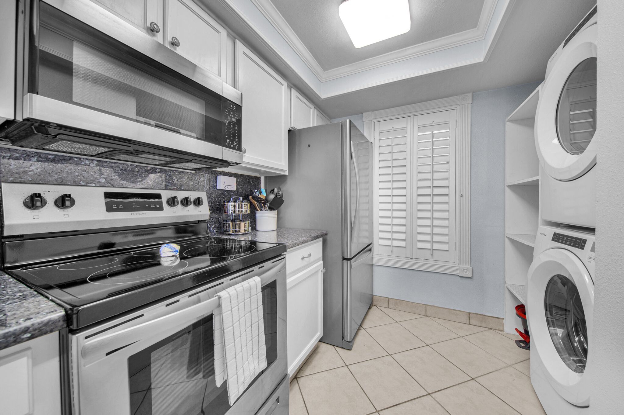 冷蔵庫、電子レンジ、オーブン、コンロ