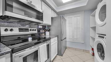 Refrigerador, microondas, horno, placa de cocina