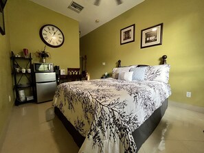 1 bedroom, desk, iron/ironing board, travel cot - East- Sunset Hide Away (Naples)