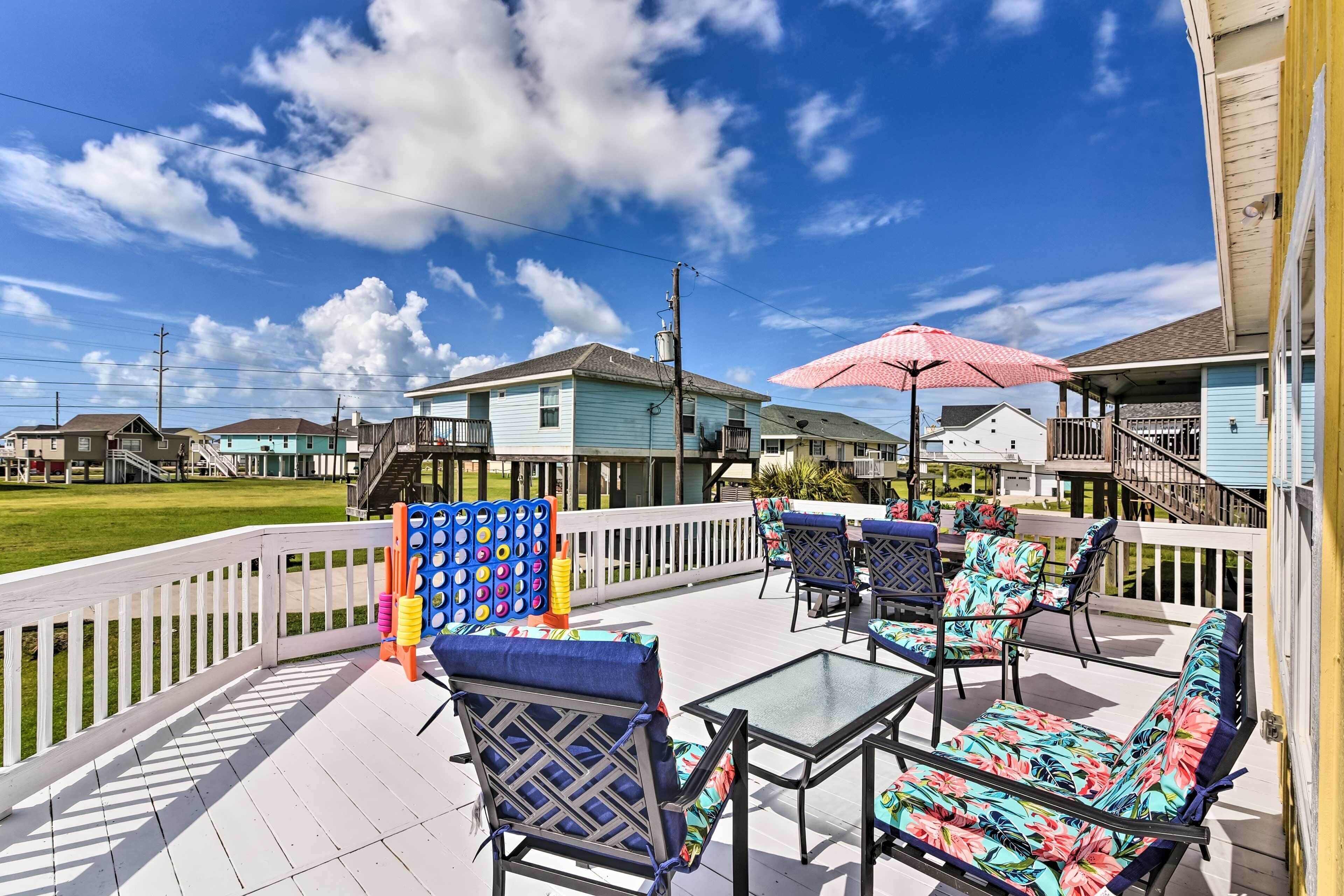 Lively Galveston Home w/ Deck & Beach Views!
