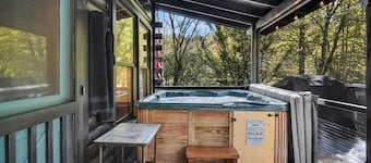 Modern Creekside Cottage - Nearby Vineyards/Hiking