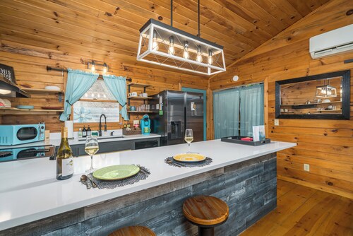 Private Modern Creekside Cottage Offering A Peaceful & Relaxing Getaway