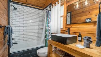 Combined shower/tub, jetted tub, hair dryer, towels