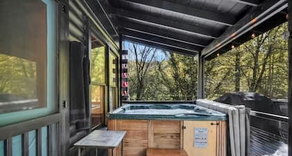 Modern Creekside Cottage - Nearby Vineyards/Hiking