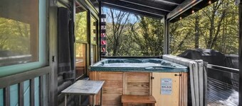 Modern Creekside Cottage - Nearby Vineyards/Hiking