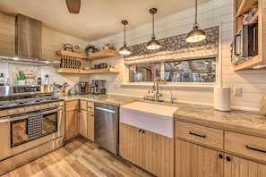 Fridge, microwave, stovetop, dishwasher