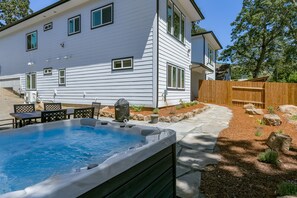 Outdoor dining - Casa Del Viento (White Salmon)
