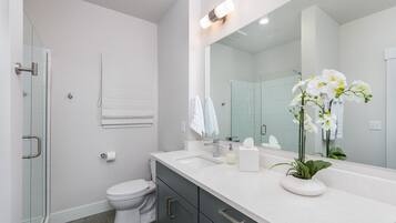 Ensemble douche/baignoire, sèche-cheveux, serviettes fournies, savon