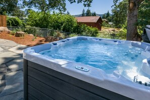 Outdoor spa tub - Casa Del Viento (White Salmon)