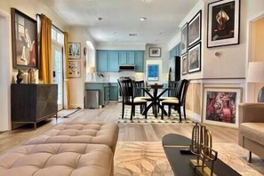 Smart TV, books - Spacious 2-Bedroom Apt with 3 Queen Beds Smart TVs (Midway City)