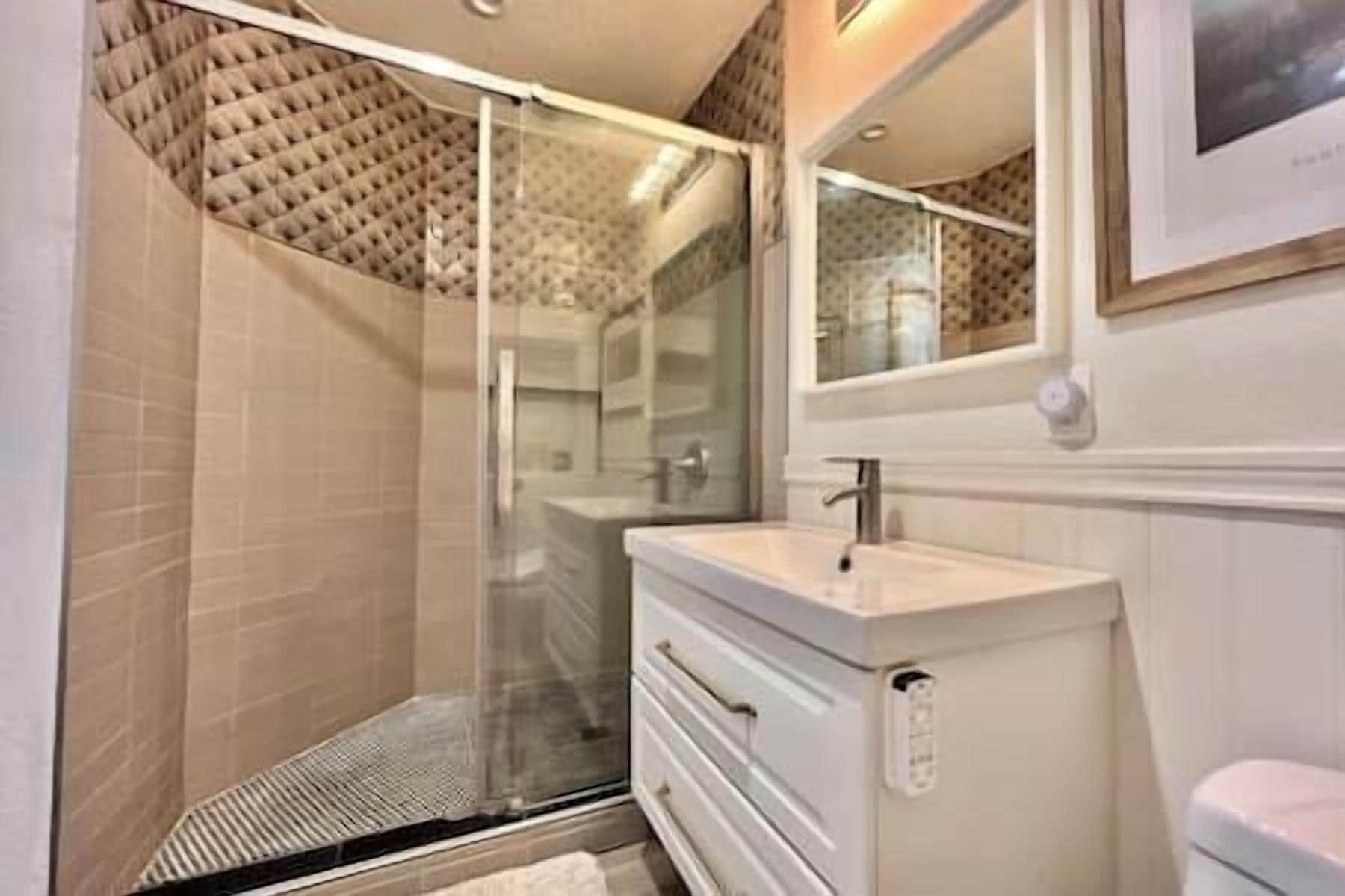 Regadera, secadora de cabello, bidet, toallas 