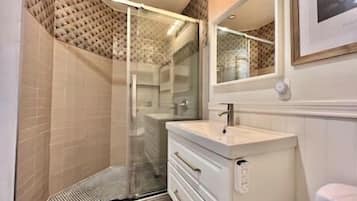 Ducha, secador de pelo, bidé y toallas