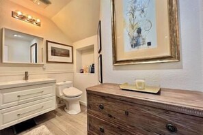 Dusche, Haartrockner, Bidet, Handtücher