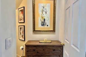 Interior - Spacious 2-Bedroom Apt with 3 Queen Beds Smart TVs (Midway City)