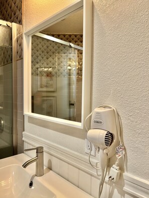 تجهيزات دش، مجففات شعر، مراحيض شطف، مناشف