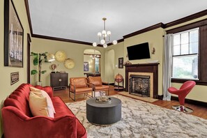 Smart TV, chimenea y libros 