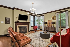 Smart TV, fireplace, books - Charming Memphis Cottage! 10 Min to Beale St (Memphis)