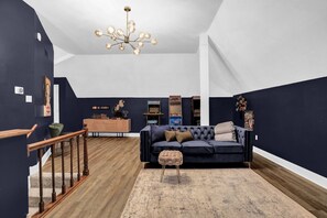 Smart TV, chimenea y libros