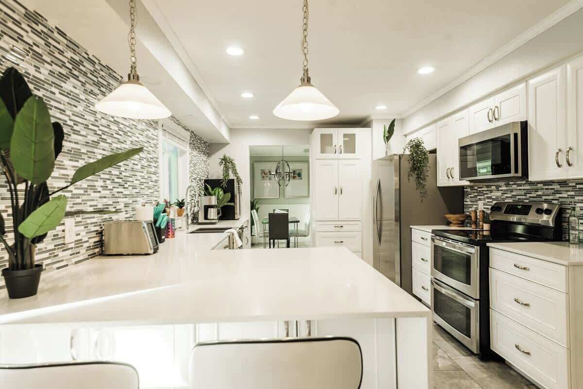 Kjøleskap, mikrobølgeovn, ovn og kokeplater