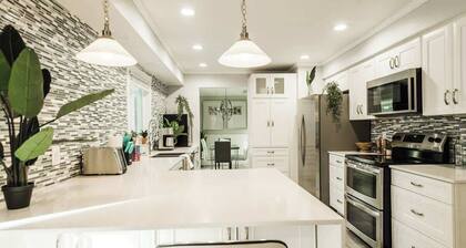 Tropical Oasis - Heated Luxury Pool - Game Room