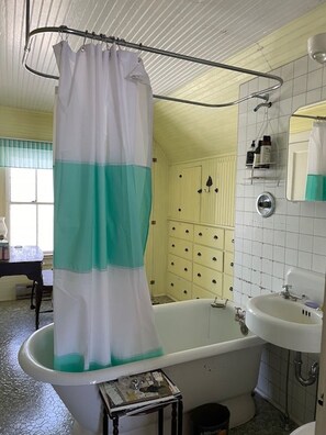 Ducha y bañera combinadas, secador de pelo, toallas y jabón