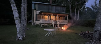 Lakeside Isbell Cottage and Isbellita Guest Cottage