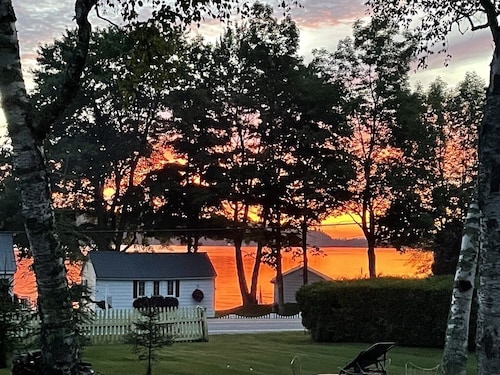 Lakeside Isbell Cottage and Isbellita Guest Cottage