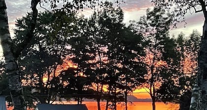 Lakeside Isbell Cottage and Isbellita Guest Cottage