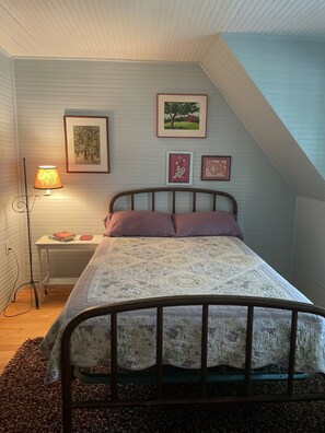 5 bedrooms, desk, free WiFi, bed sheets - Lakeside Isbell Cottage and Isbellita Guest Cottage (Westmore)