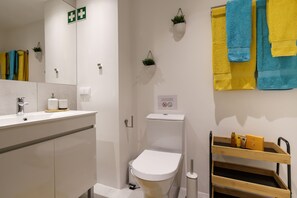 Shower, hair dryer, bidet, towels - Modern apartment in Albufeira 5 minutes from beach (Albufeira)