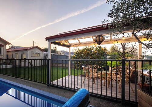 Seymour Sleeps, Deluxe 1 Bed Apartment with Pool