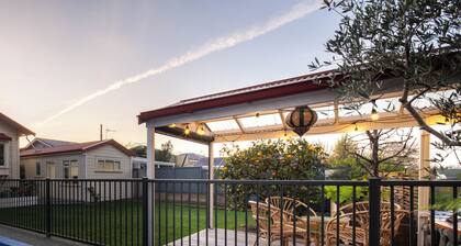 Seymour Sleeps, Deluxe 1 Bed Apartment with Pool