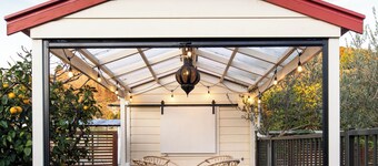 Seymour Sleeps, Deluxe 1 Bed Apartment with Pool