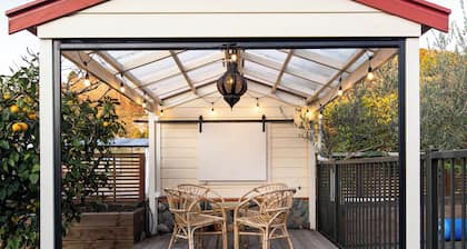 Seymour Sleeps, Deluxe 1 Bed Apartment with Pool