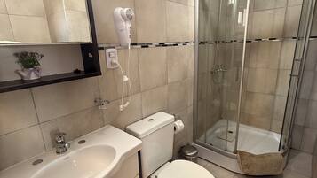 Phòng đôi hoặc 2 giường đơn Tiêu chuẩn | Phòng tắm | Buồng tắm vòi sen, khăn tắm