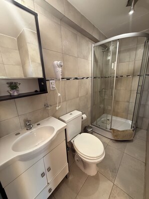 Standard Double or Twin Room | Bathroom | Shower, towels - MS Hotel Campos 26 (Ushuaia)