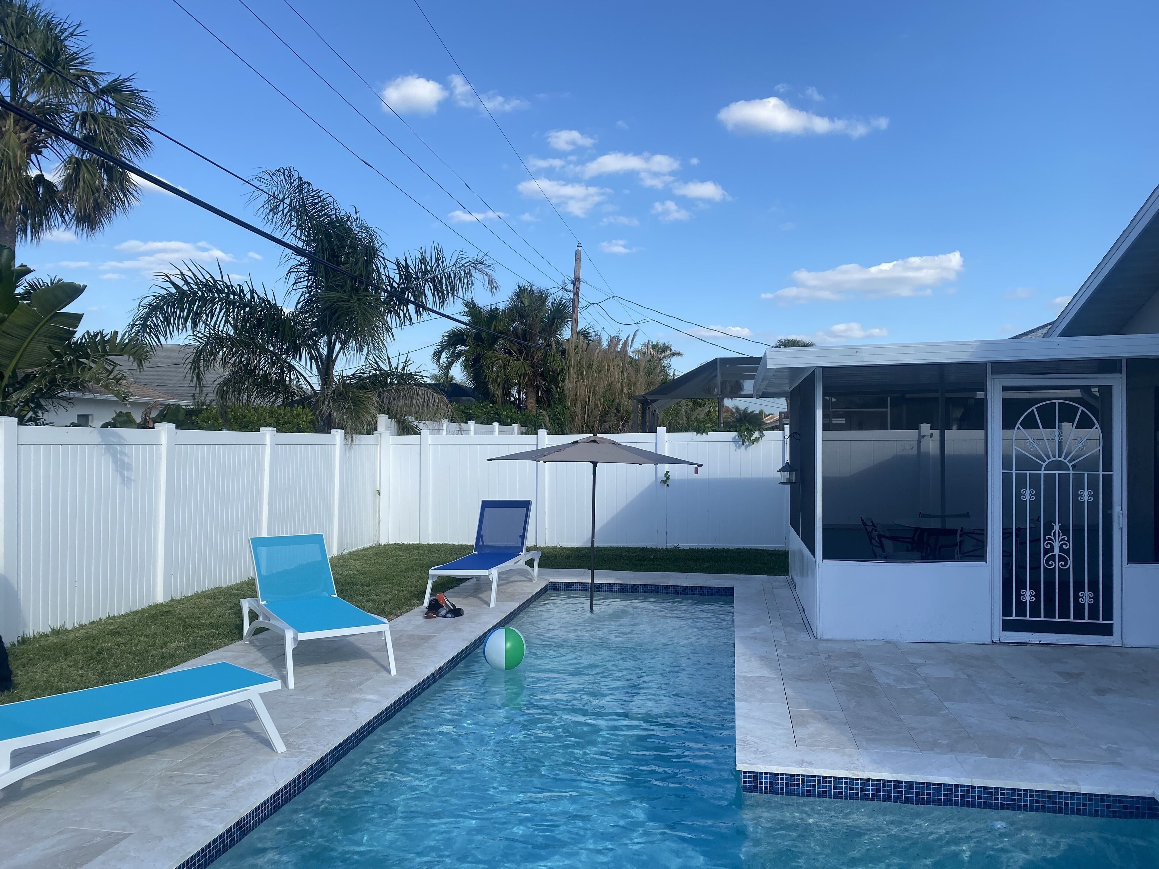 2 Minutes to Vanderbilt Beach! Beautiful, Immaculately Clean and Private Pool!