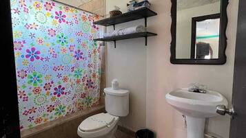 Habitación estándar | Baño | Regadera y toallas