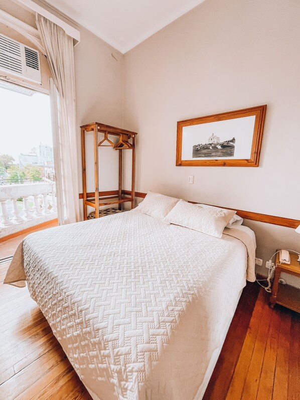 Kahden hengen superior-huone | Työpöytä, pimennysverhot, vauvan matkasänky, ilmainen Wi-Fi