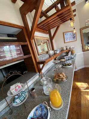 Buffet déjeuner gratuit tous les jours